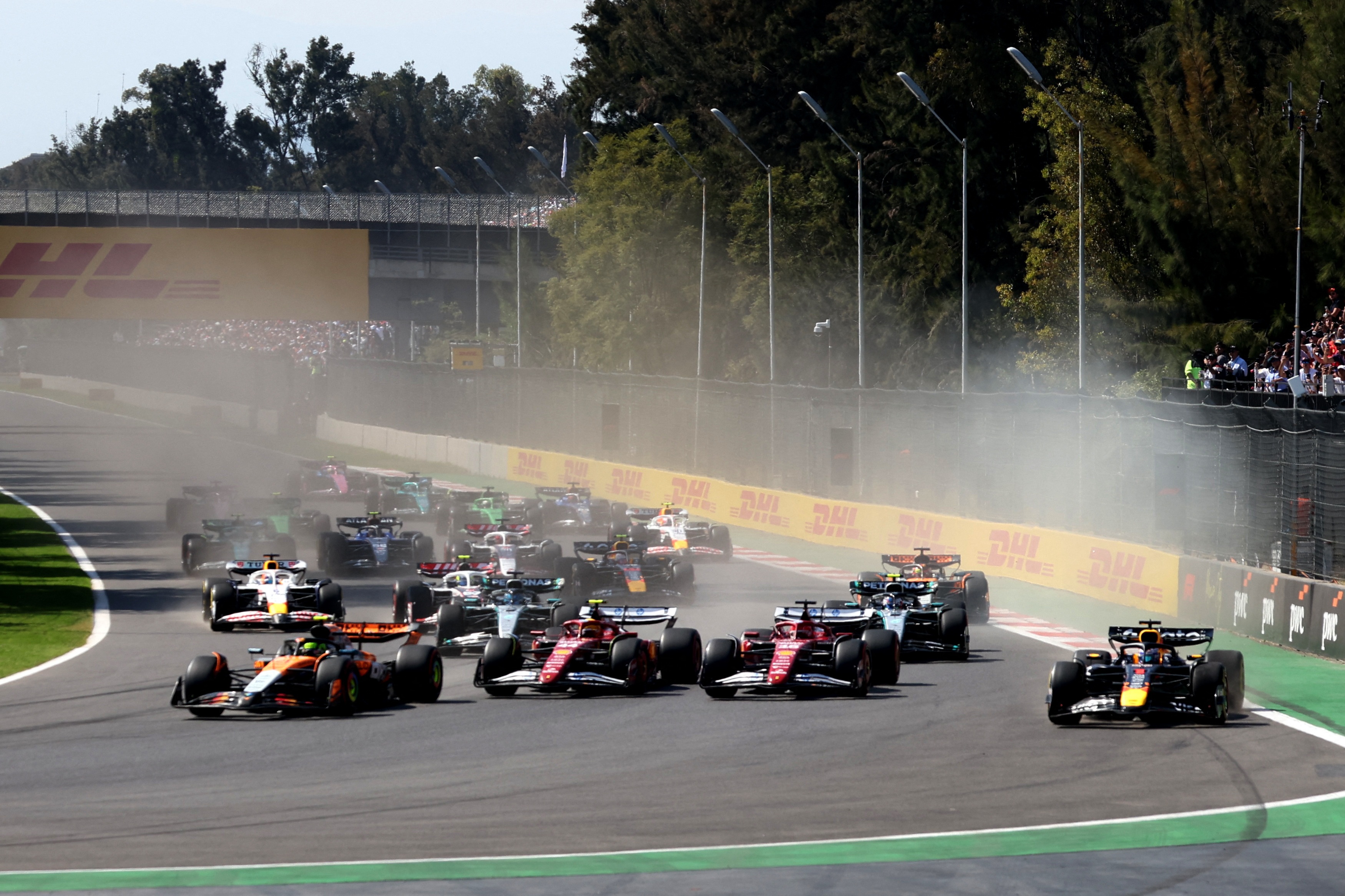 Chang dua hon loan, tan binh gay bat ngo o Mexico GP hinh anh