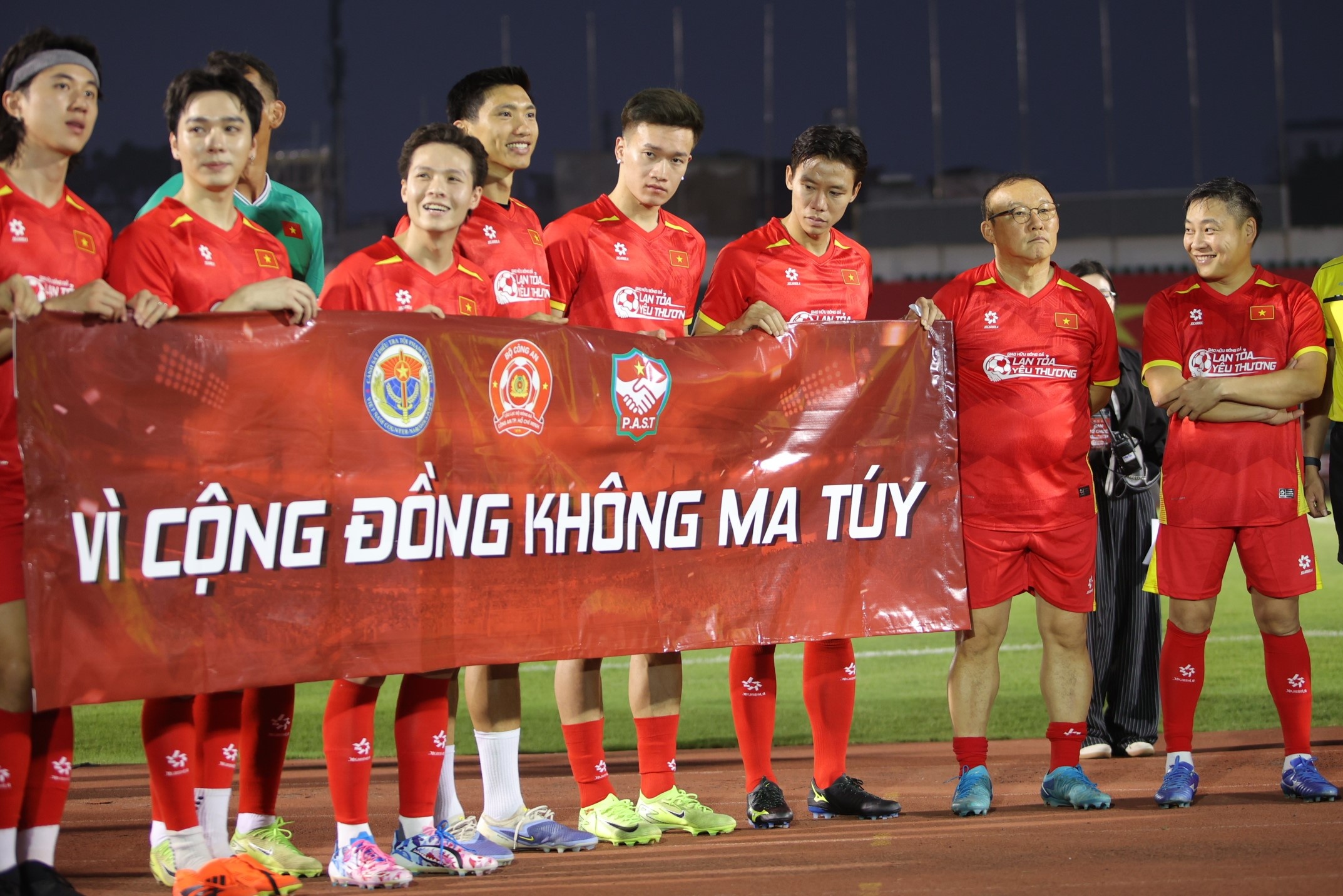 Dan tuyen thu Viet Nam hoi ngo HLV Park Hang-seo hinh anh