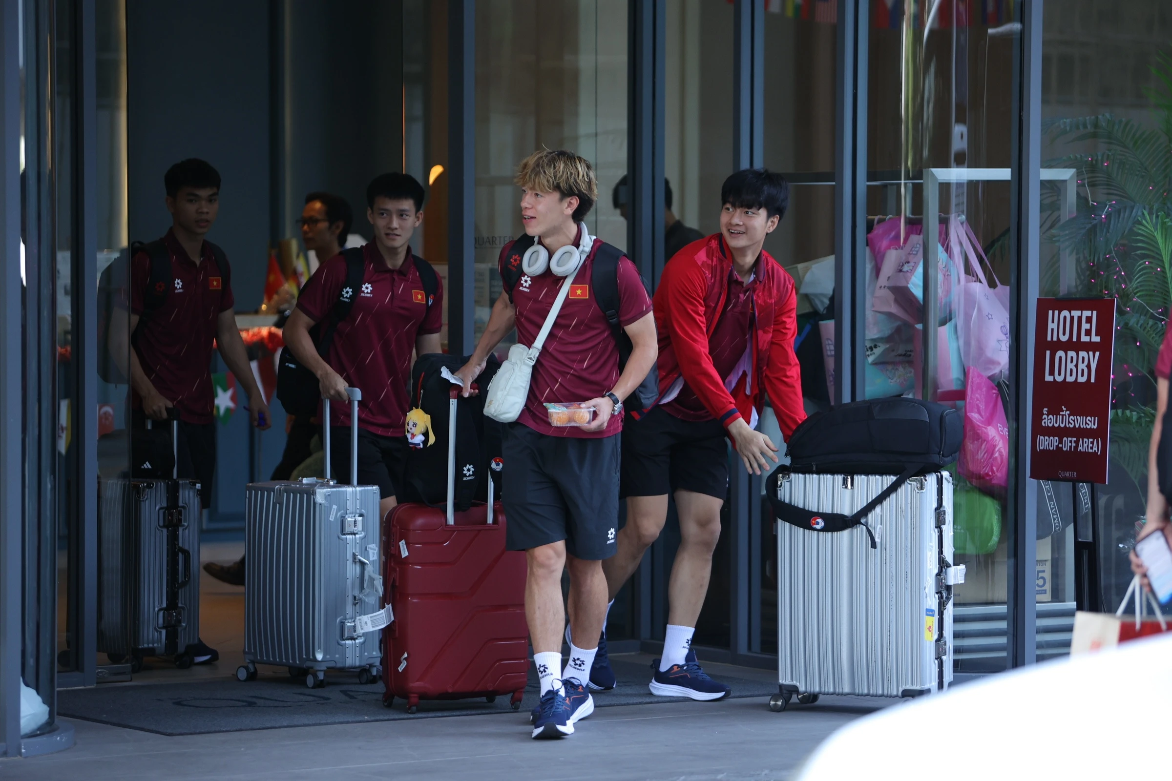 U22 Viet Nam roi khach san sau SEA Games hinh anh