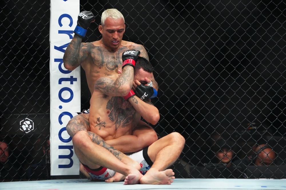 Oliveira khep lai mon no 11 nam truoc Holloway hinh anh