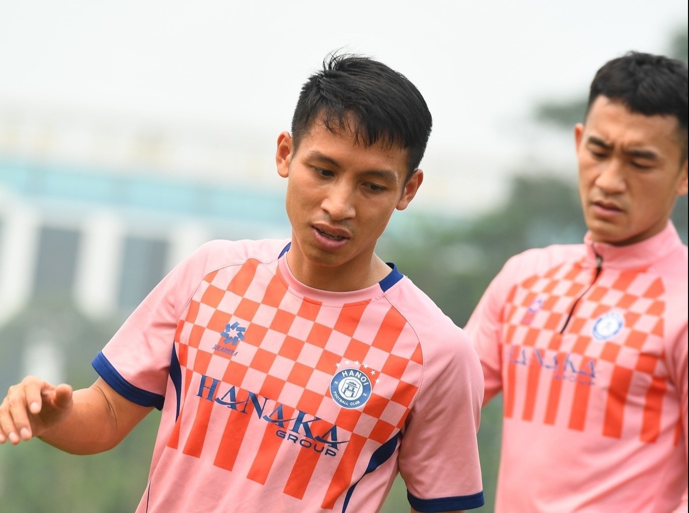 CLB Ha Noi 'lao hoa' - bao dong tu chinh noi binh hinh anh