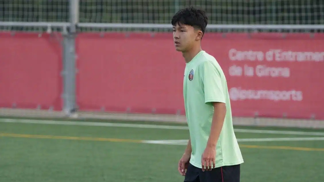 Bi lua trang tay, cau be Kazakhstan van cham giac mo Barca hinh anh