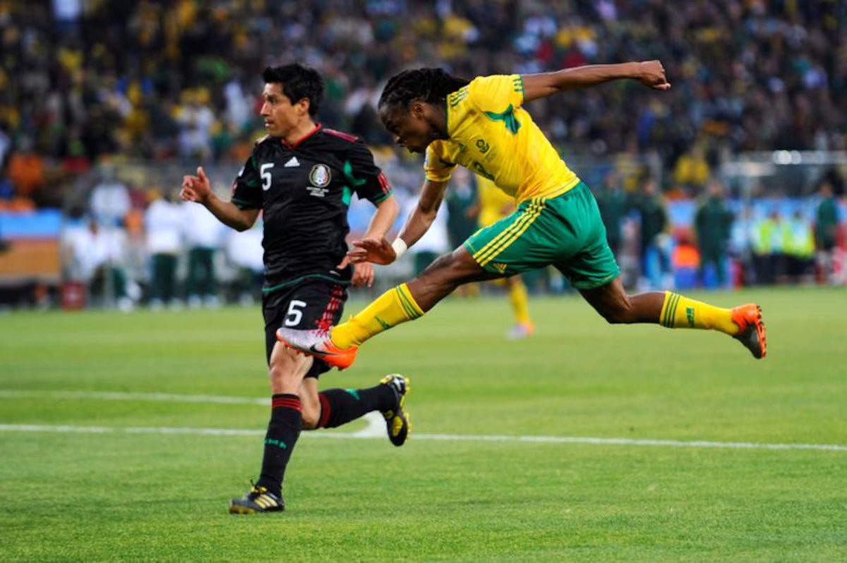 Nguoi ghi ban mo man World Cup 2010 gio ra sao? hinh anh