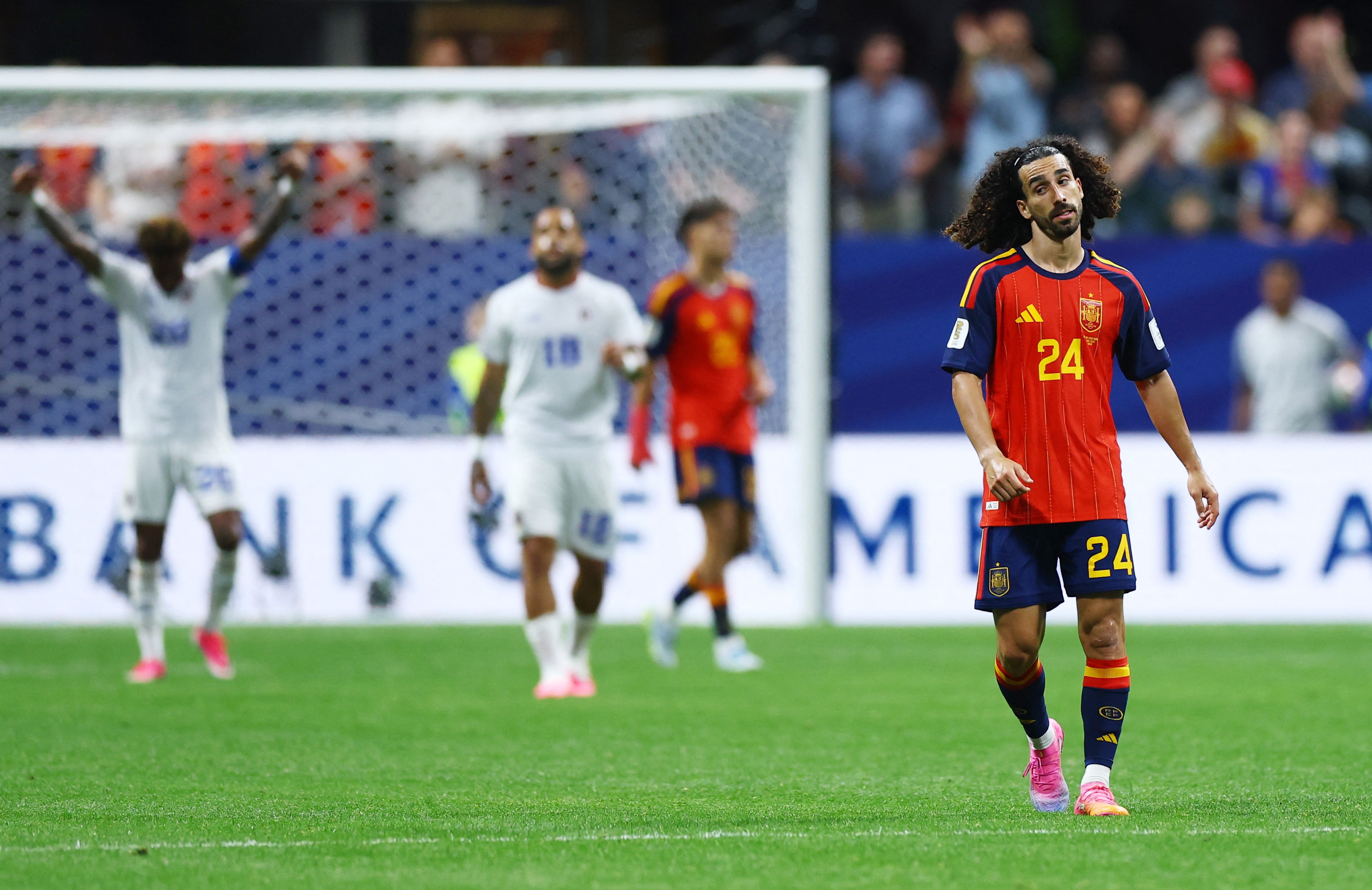 Cucurella Real Barca anh 1