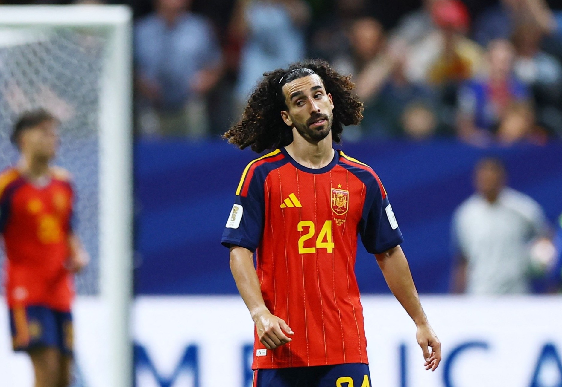 Real Madrid mua Cucurella, Barca nhan hon 1 trieu euro hinh anh