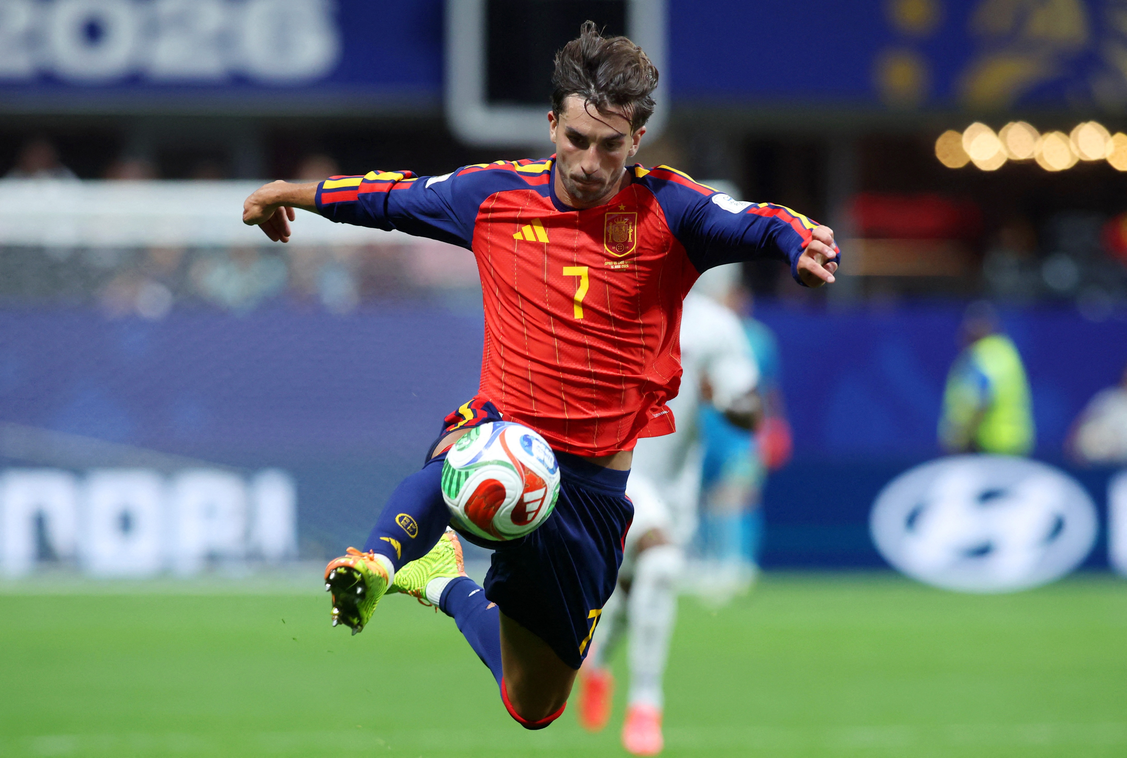 Nguoi ham mo ngao ngan Ferran Torres hinh anh