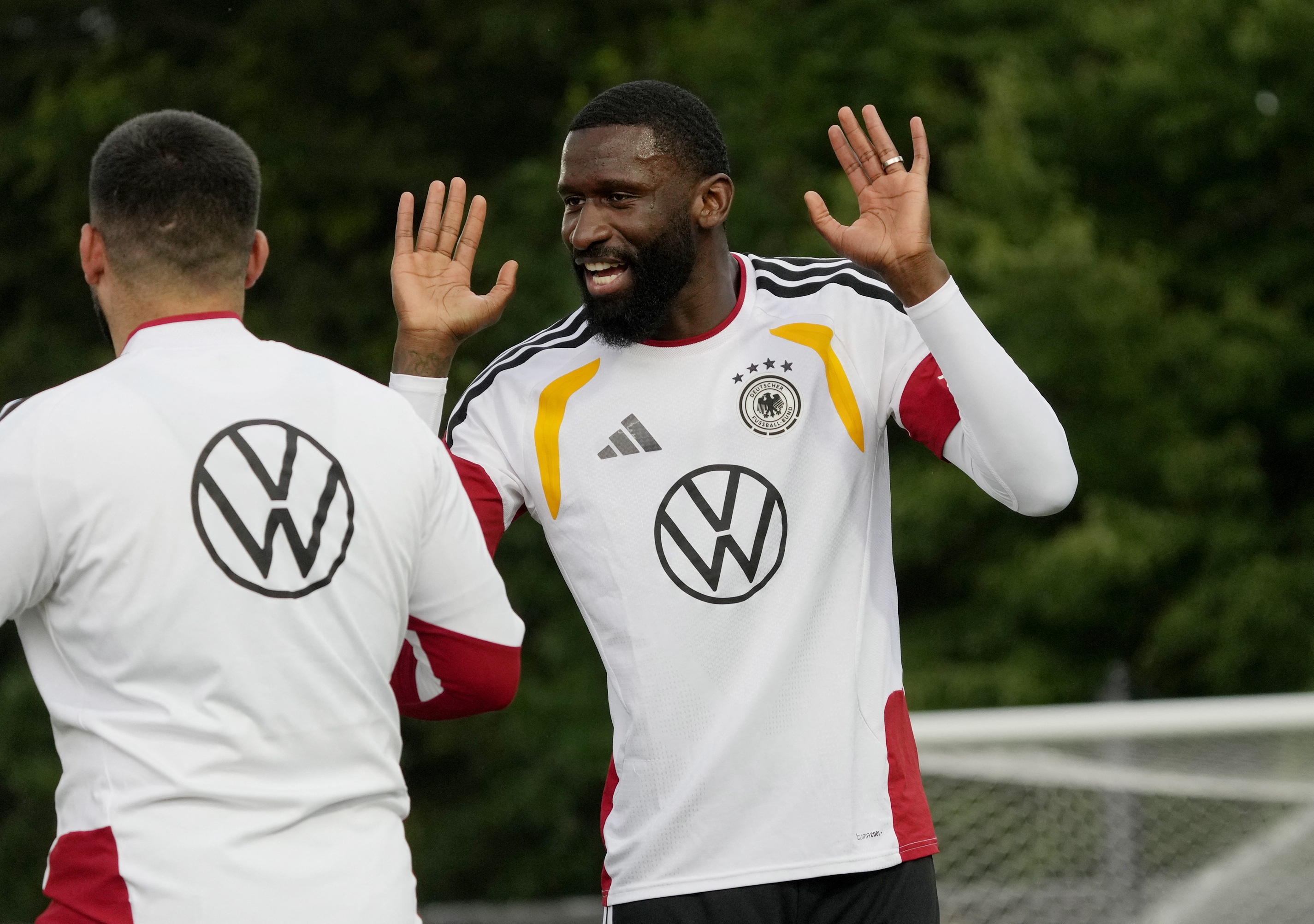 Real Madrid giu chan Rudiger den nam 2027 hinh anh