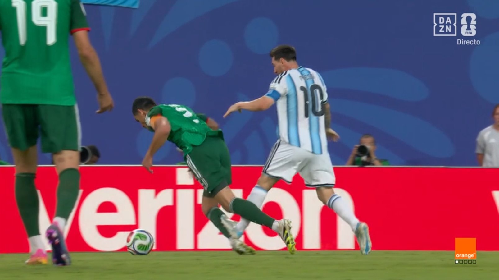 Trong tai chi ra sai lam khi bo qua the phat cua Messi hinh anh