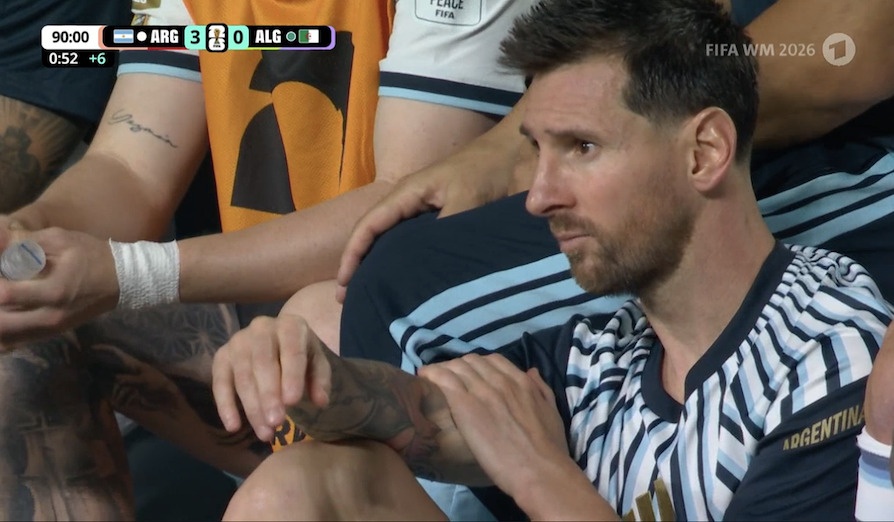 Messi tu choi ngoi ghe du bi sau cu hat-trick hinh anh