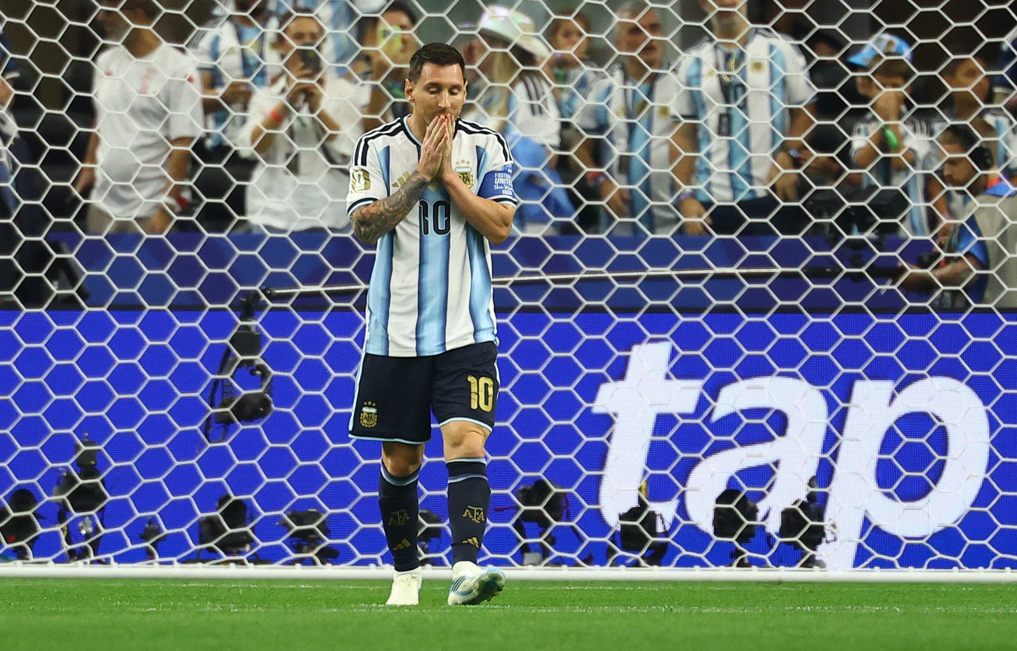 Vet xuoc trong su nghiep vi dai cua Messi hinh anh