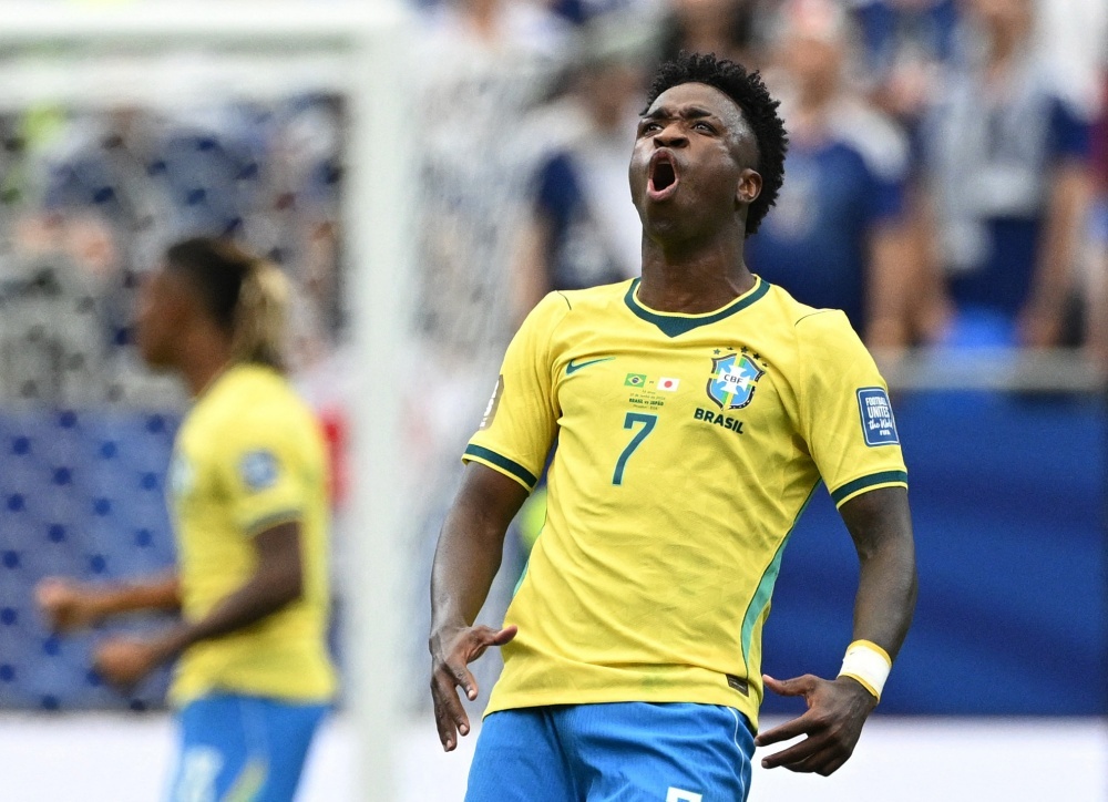 Choc vao Neymar, Nhat Ban bi Vinicius dap tra hinh anh