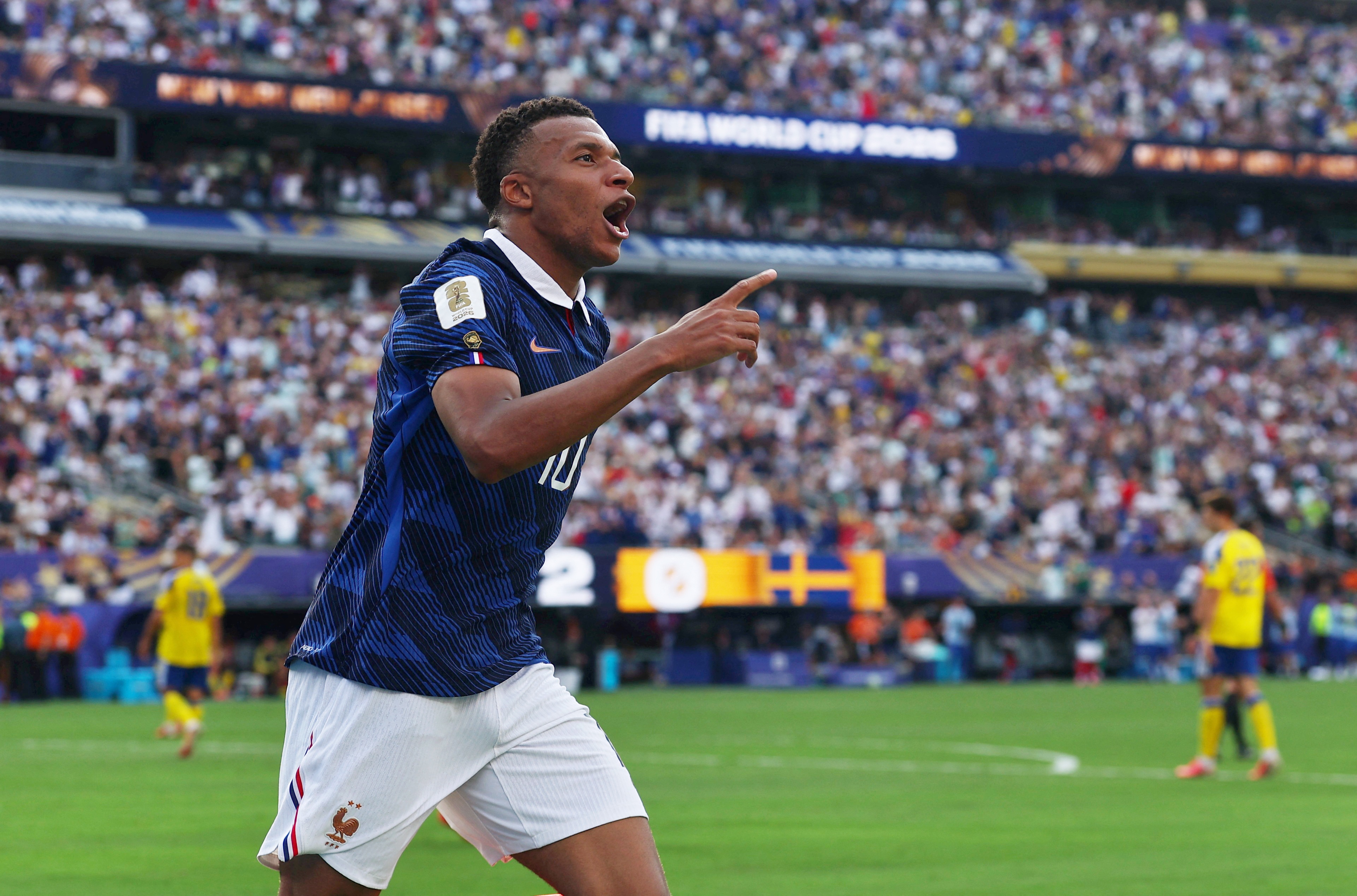 Mbappe san bang thanh tich voi Messi hinh anh