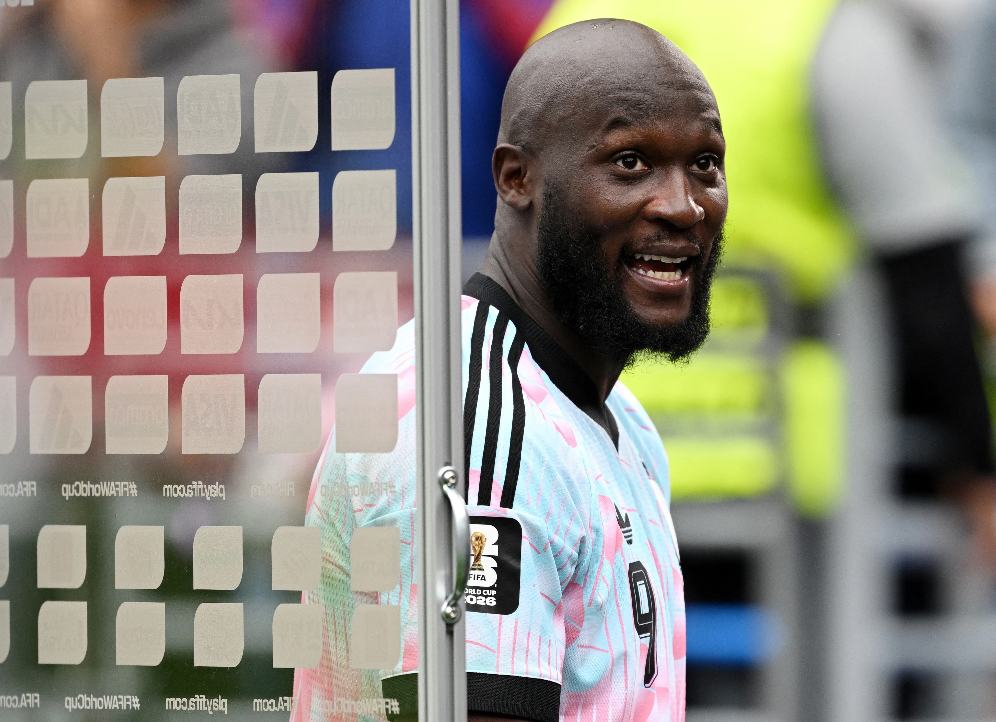 Hanh dong dep cua Lukaku hinh anh