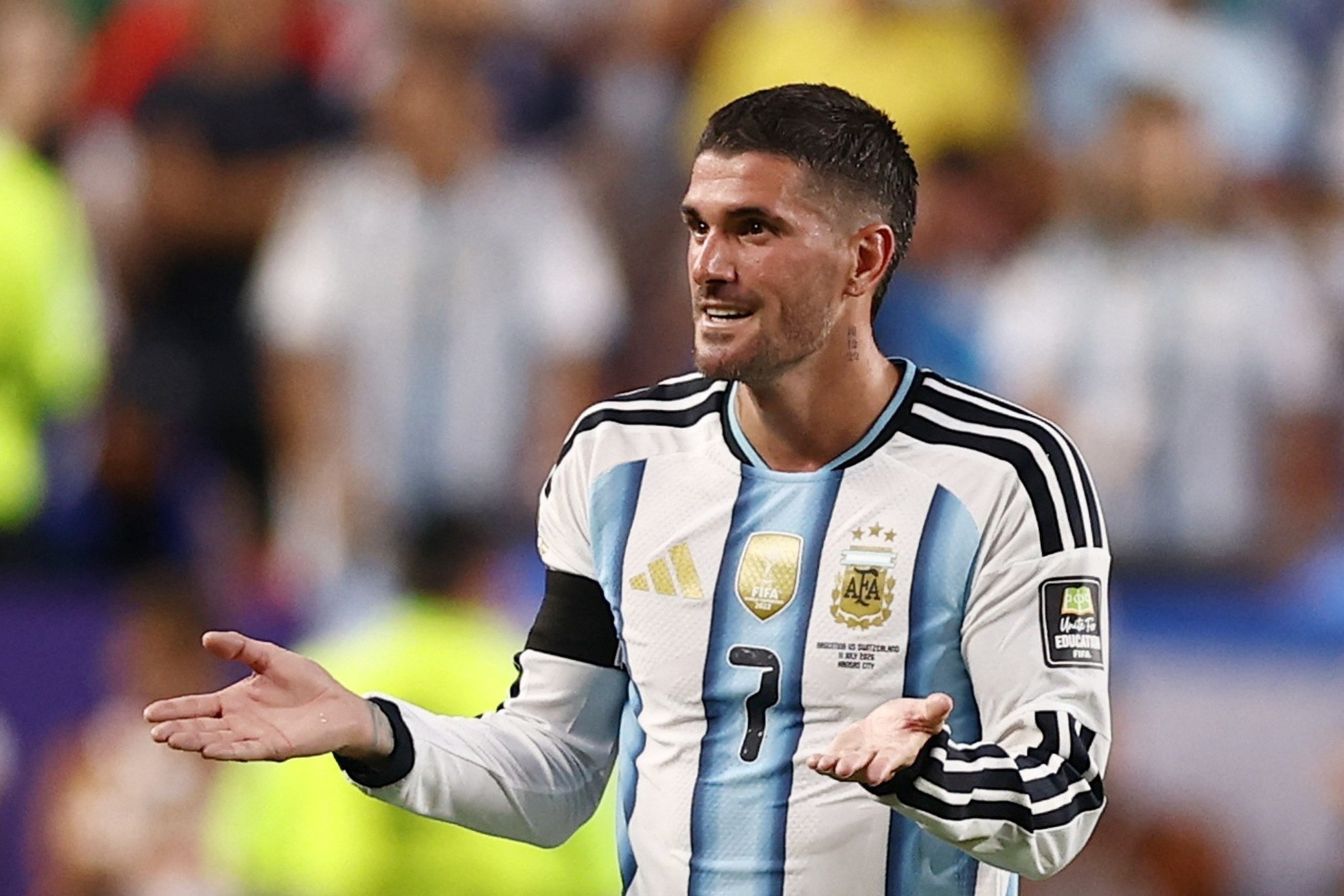 Xếp Messi trên Maradona, sao Argentina gặp tình huống khó xử