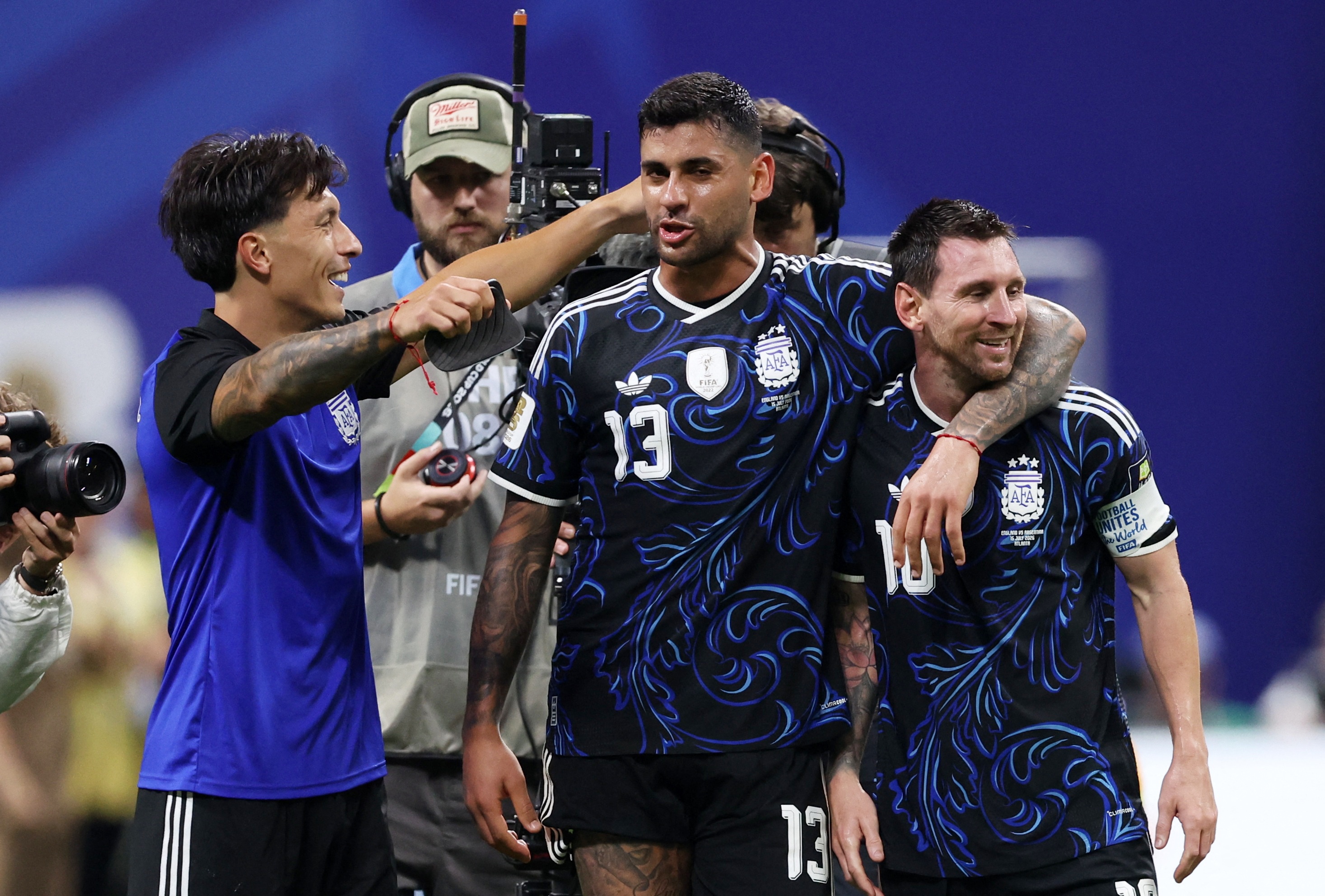 Messi là 'phù thủy bóng đá', nhưng Argentina vẫn gây tranh cãi