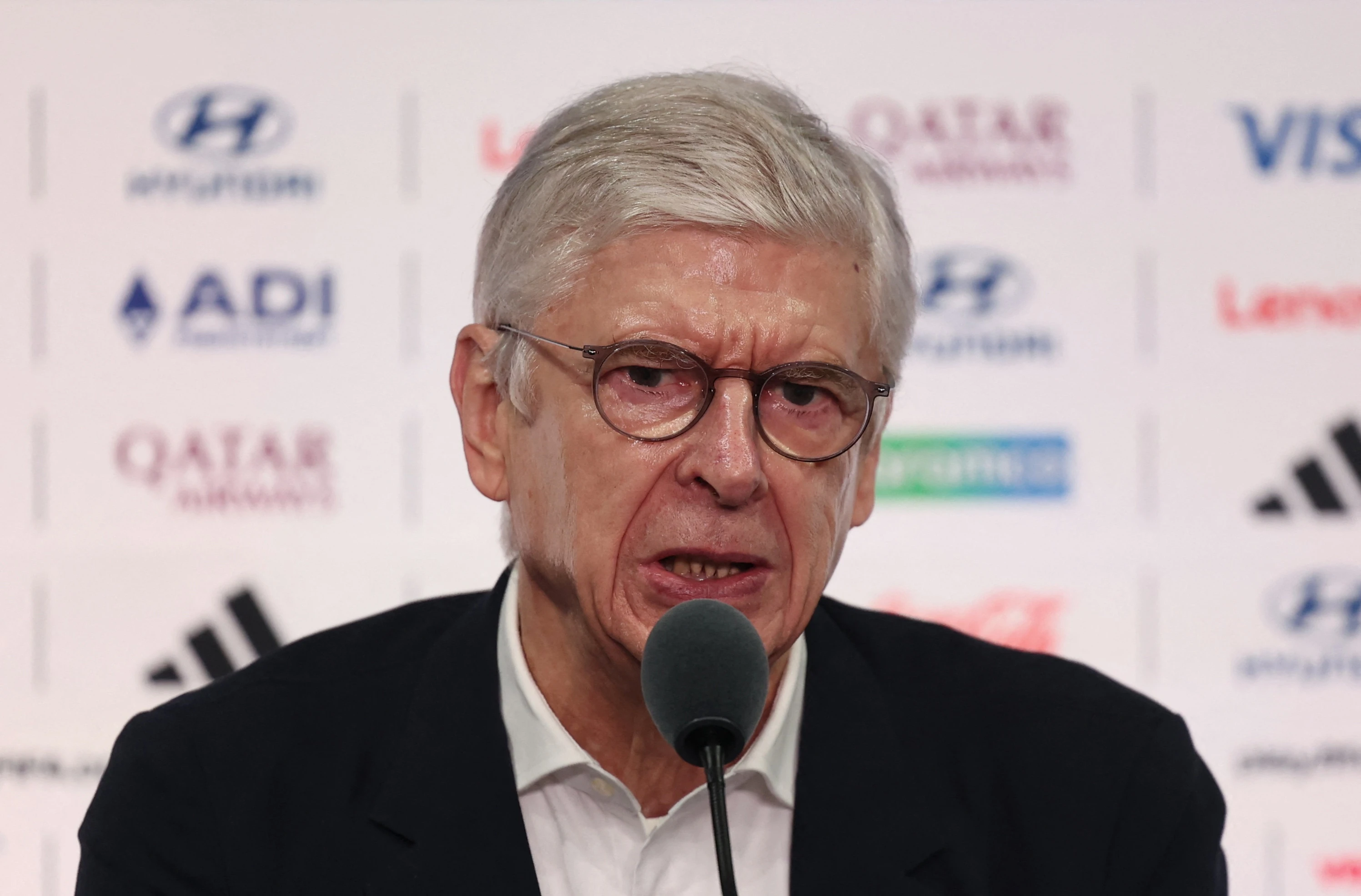 Wenger quay lưng với Infantino