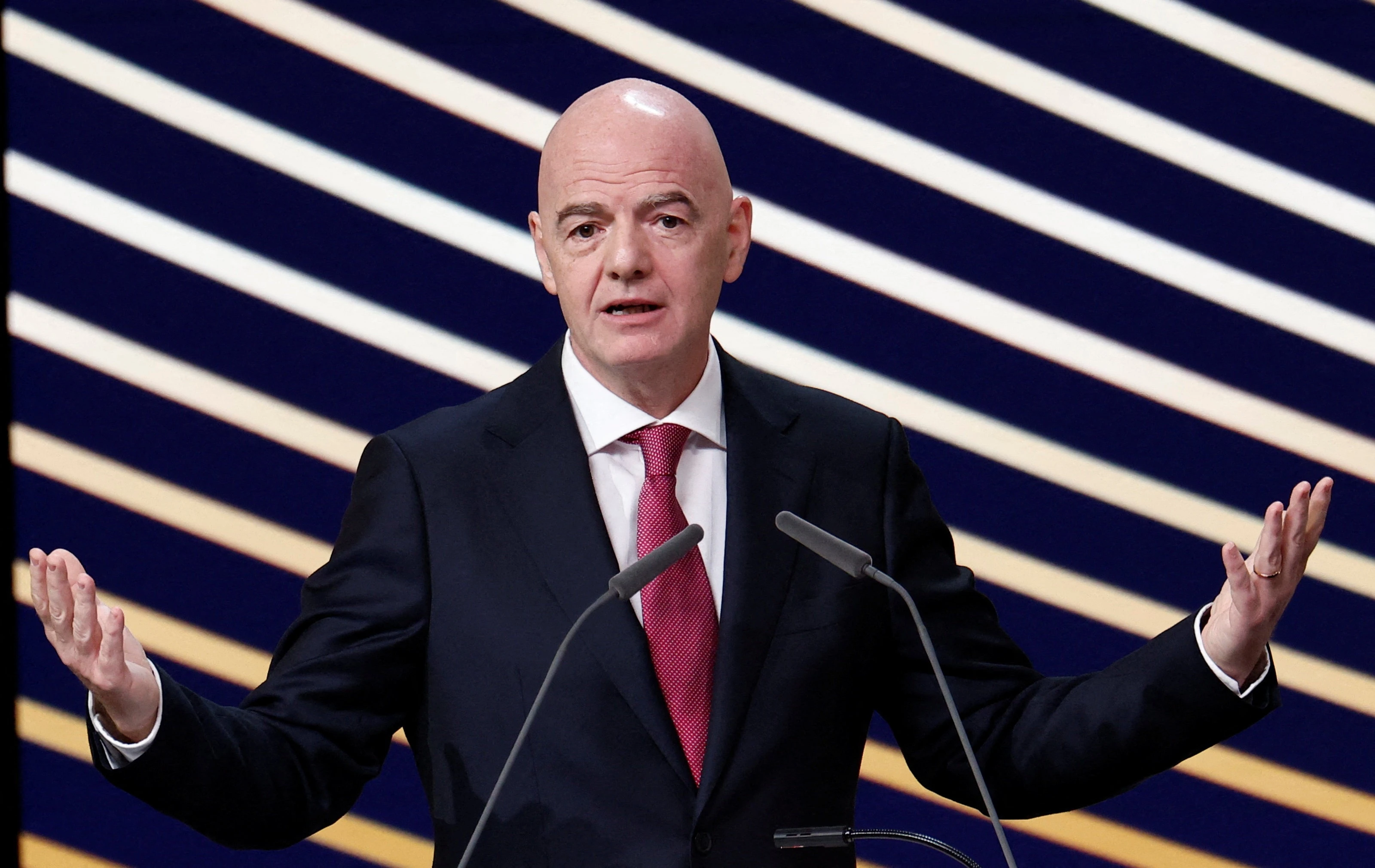 Infantino nhận sai nhưng vẫn né trách nhiệm
