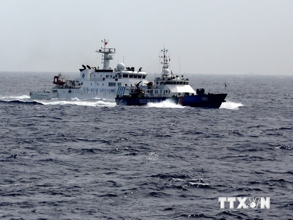 Tàu hải giám Trung Quốc mở hết tốc lực truy cản tàu cảnh sát biển của Việt Nam. Ảnh: Quang Vũ/TTXVN