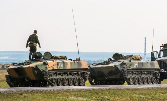 Nga tuyen bo co quyen dieu quan toi bien gioi Ukraina hinh anh