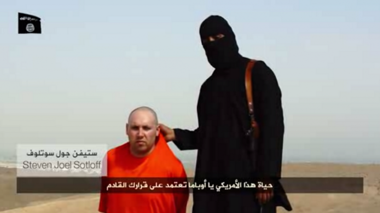 Nhà báo Sotloff cùng xuất hiện trong video có cảnh hành quyết nhà báo Foley.: Youtube