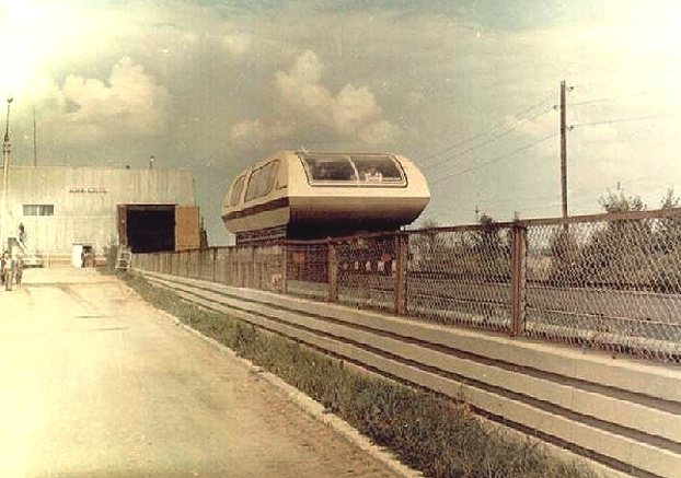 Về công trình chế tàu đệm từ ít người biết tới này, trong một cuộc phỏng vấn, ông A. Chemodurov -người đứng đầu cơ sở nghiên cứu VNIIPItransprogress, nơi thiết nế chế tạo tàu, kể: “Labor của chúng tôi nghiên cứu nhằm tạo ra một đoàn tàu chạy trên hệ thống đường ray, nhưng tàu không chạm vào đường ray