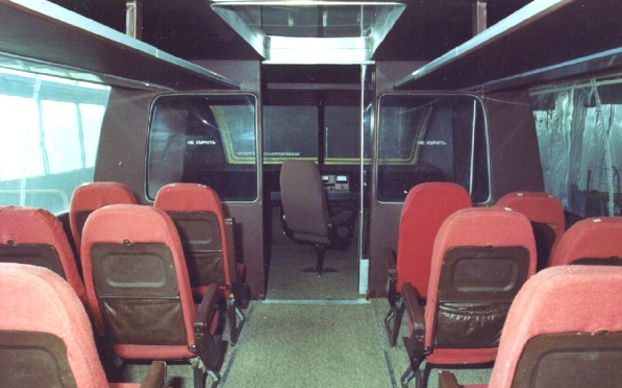  Bức ảnh rõ nhất về toa tàu đầu tiên, một toa tàu chứa 65 hành khách, dài khoảng 19 mét và nặng 40 tấn, phần cho người lái có vách ngăn bằng kính có thể mở thông tời các hàng ghế cho hành khách.