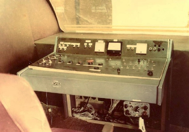 Thiết bị điều khiển của người lái tàu.   