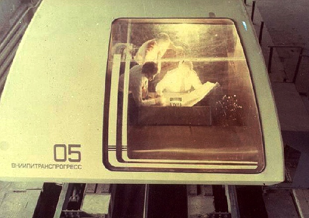  Tốc độ dự tính đạt 250km/h, trong tương lai có thể đạt 400km/h. Một đoàn tàu có thể có vài toa trong tương lai. Trong ảnh: Các nhà thiết kế bàn thảo công việc trong toa tàu đầu tiên.    