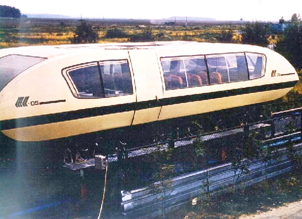 Nhìn những tấm ảnh này, có thể ai đó sẽ nhận ra con tàu hiếm hoi, yểu mệnh này, vì toa tàu đệm từ made-in-Liên Xô duy nhất này từng được đưa vào một bộ phim có tên là “Đừng cười với những con robot”! Bức ảnh này chụp lại một cảnh trong bộ phim đó.