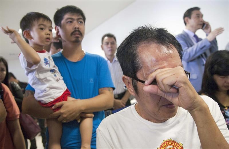 Tiep tuc tim may bay AirAsia mat tich hinh anh