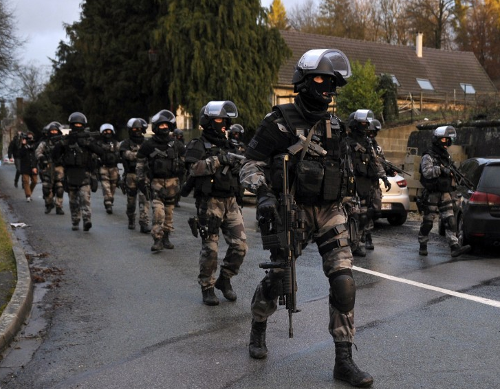 Canh sat siet vong vay nghi pham tham sat Paris hinh anh