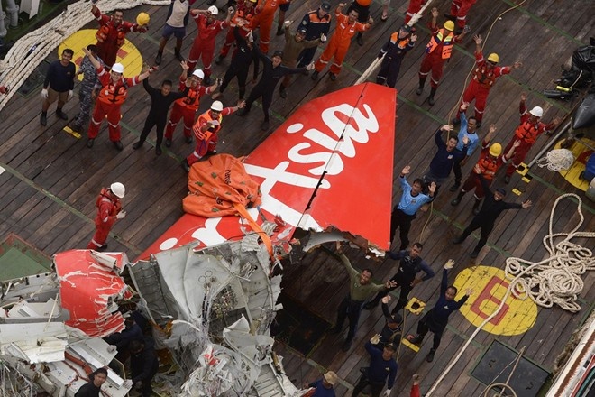 Lai phat hien tin hieu ping nghi cua hop den may bay AirAsia hinh anh