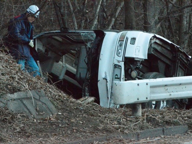 Xe buyt lat o Nhat, 14 nguoi chet hinh anh