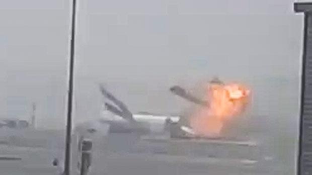 May bay phat no tai san bay Dubai hinh anh