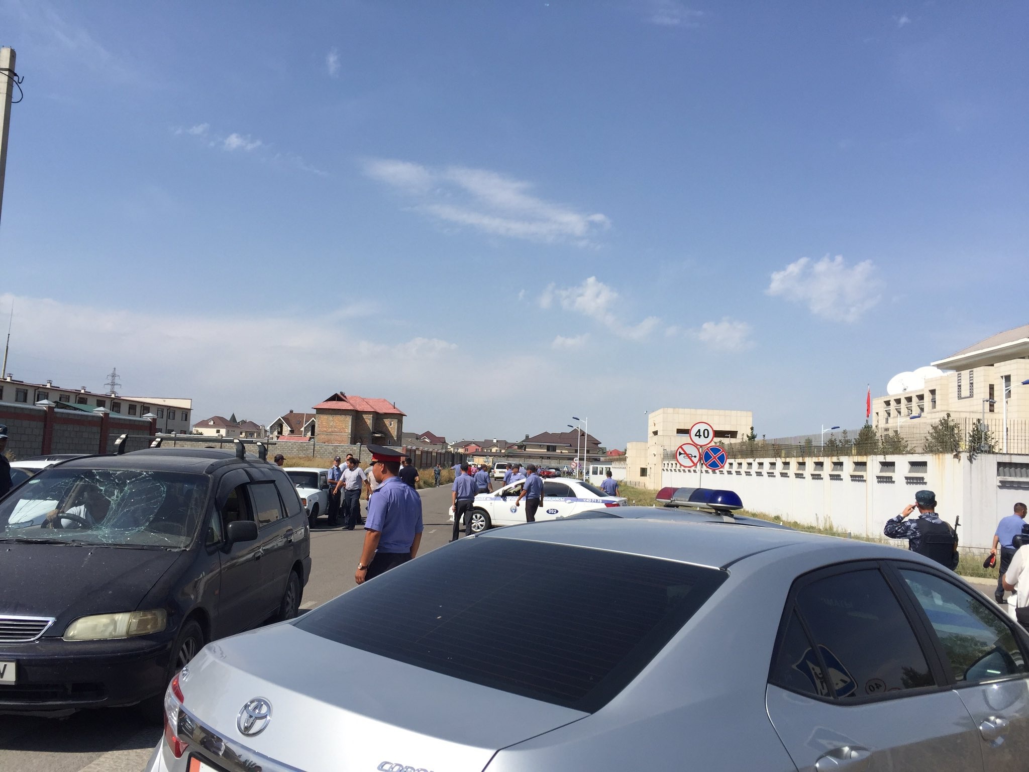 Xe bom lao vao su quan Trung Quoc o Kyrgyzstan hinh anh