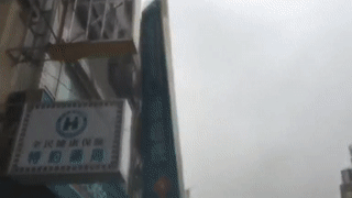 Gio thoi bay nguoi di xe may giua bao Meranti o Dai Loan hinh anh