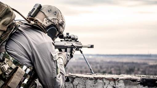 Hai nguoi trung dan ban tia trong su kien co tong thong Phap hinh anh