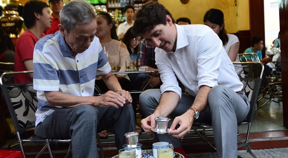 Thu tuong Trudeau ngoi ca phe via he Sai Gon hinh anh