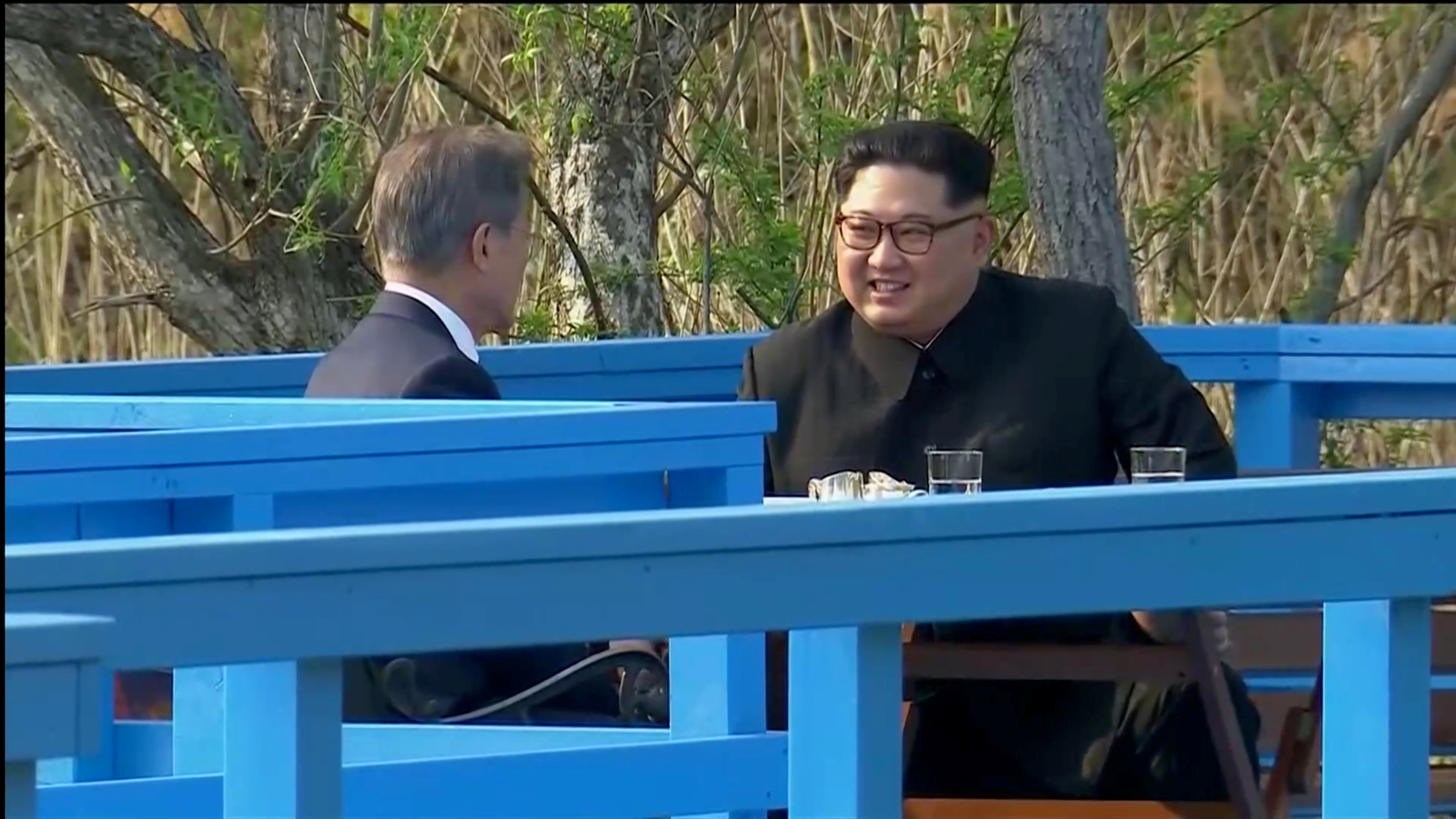 Ong Kim Jong Un va Moon Jae in trao doi tai Ban Mon Diem hinh anh