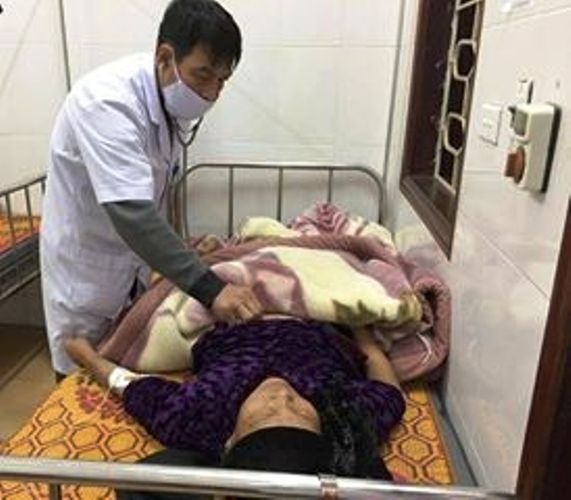 Cu ba gan 70 tuoi nhap vien vi an cu la giong sam hinh anh