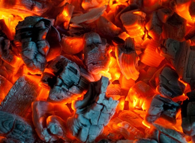 Tre so sinh tu vong vi nhiem doc khi suoi am bang than cui hinh anh