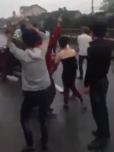 nhóm thanh niên nhảy giữa quốc lộ ảnh 1 nhom thanh nien nhay giua quoc lo anh 1