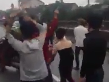 Nhom thanh nien bat nhac san nhay mua giua quoc lo hinh anh