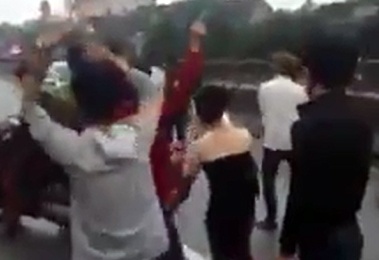 Nhom thanh nien nhay mua giua quoc lo bi trieu tap hinh anh