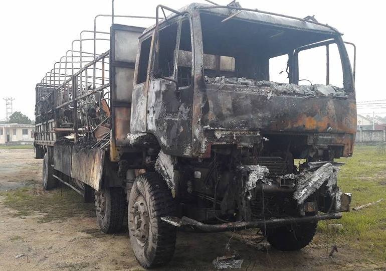 Xe tai chay tro khung tren quoc lo 1A hinh anh