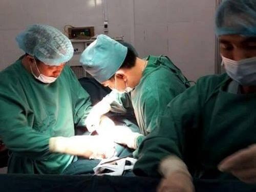 Nạn nhân bị đâm nhập viện ảnh 1 Nan nhan bi dam nhap vien anh 1