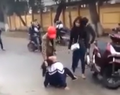 Tu tin nhan doi no, nu sinh lop 10 bi hanh hung khi tan hoc hinh anh