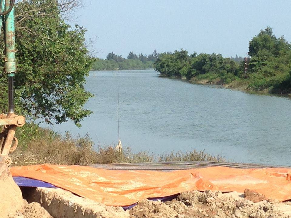 hai cong nhan cuu nguoi duoi nuoc,  lao minh xuong song cuu nguoi phu nu duoi nuoc,  tram cam,  nhay cau,  Ha Tinh anh 1