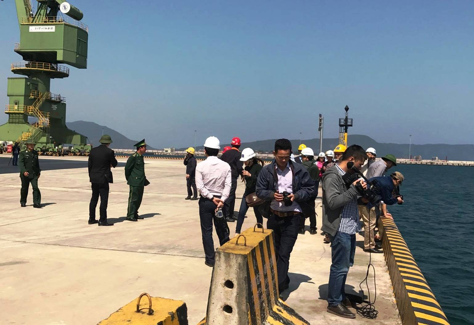 clip cống xả nước màu đỏ ảnh 2 clip cong xa nuoc mau do anh 2