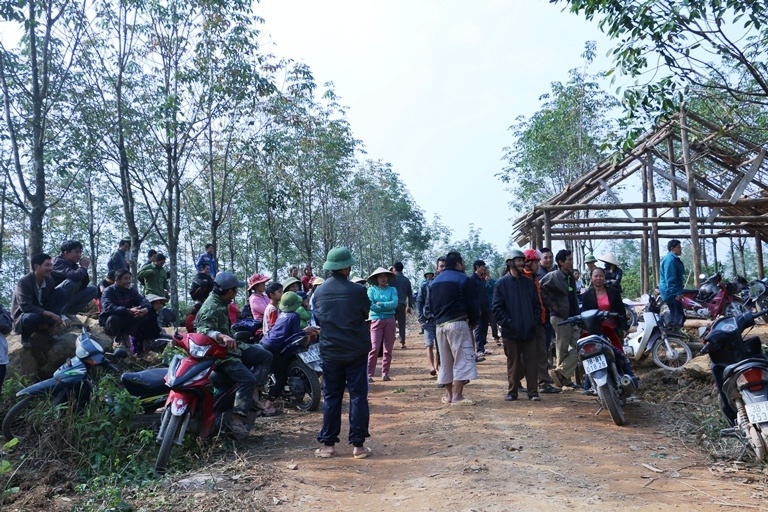 dân kéo nhau phản đối xây dựng bãi rác ảnh 1 dan keo nhau phan doi xay dung bai rac anh 1